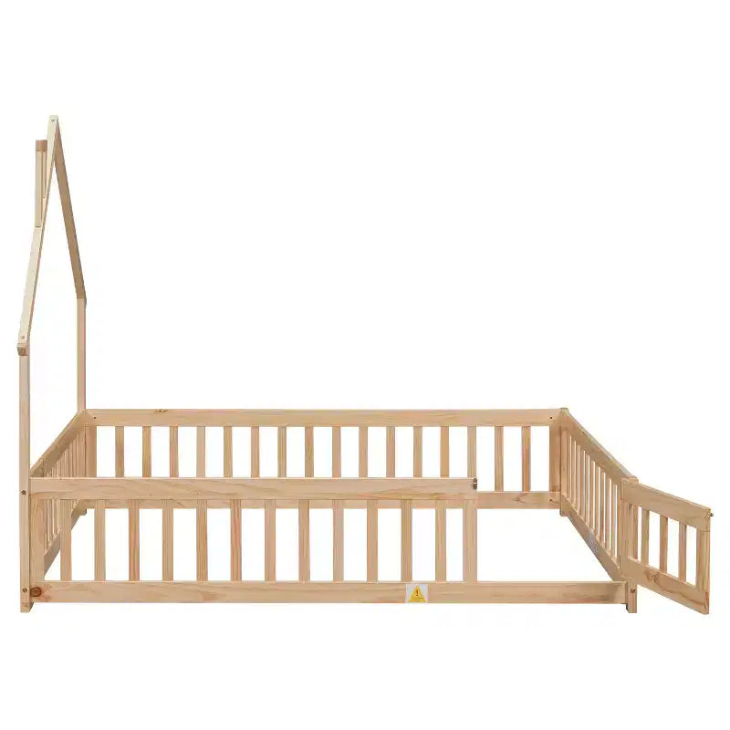 Letto a pavimento con testiera a forma di casa e recinzione, beige