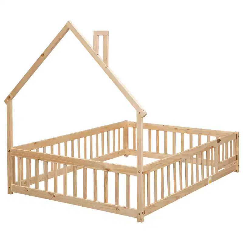 Letto a pavimento con testiera a forma di casa e recinzione, beige