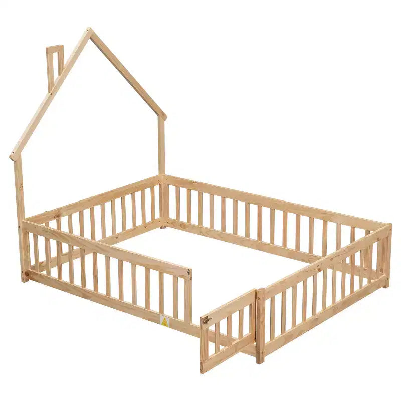 Letto a pavimento con testiera a forma di casa e recinzione, beige
