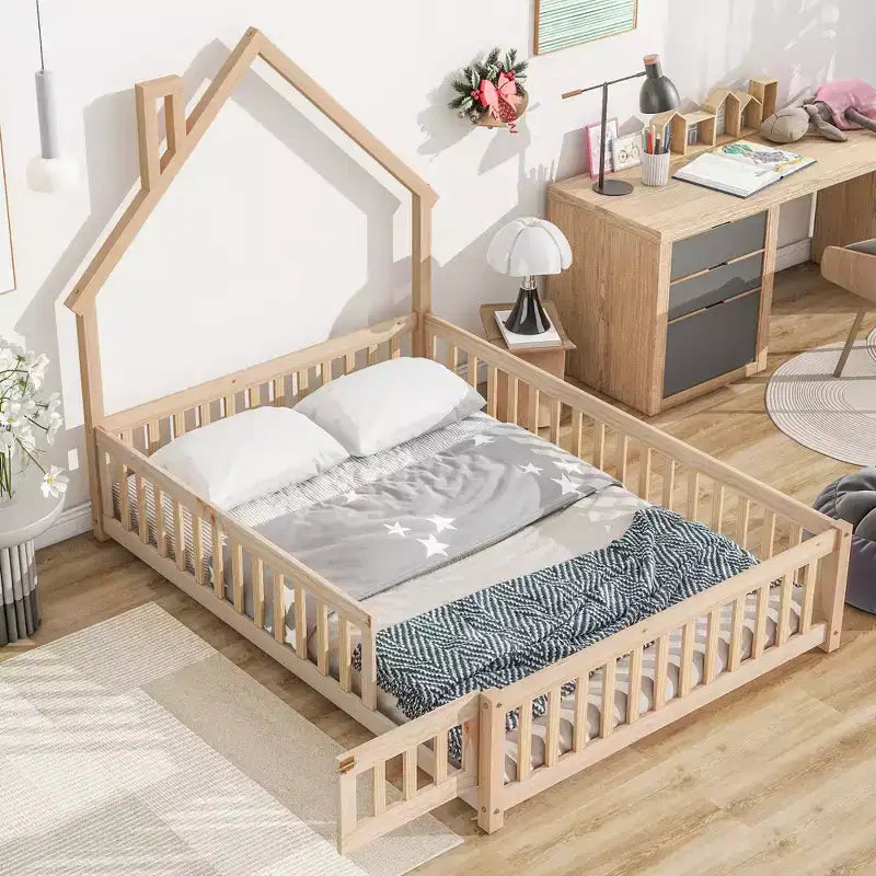 Letto a pavimento con testiera a forma di casa e recinzione, beige