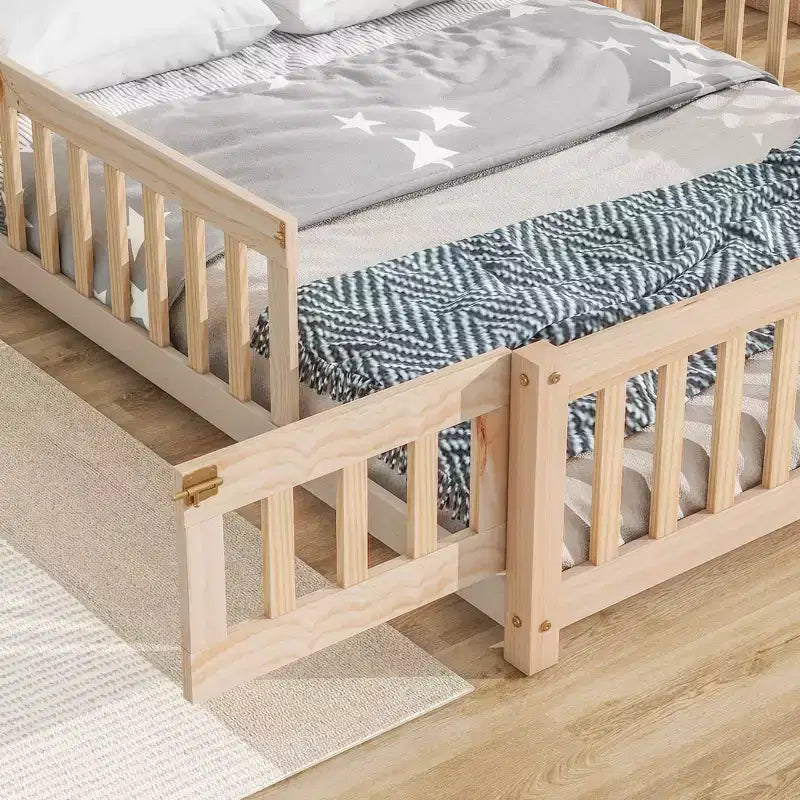 Letto a pavimento con testiera a forma di casa e recinzione, beige