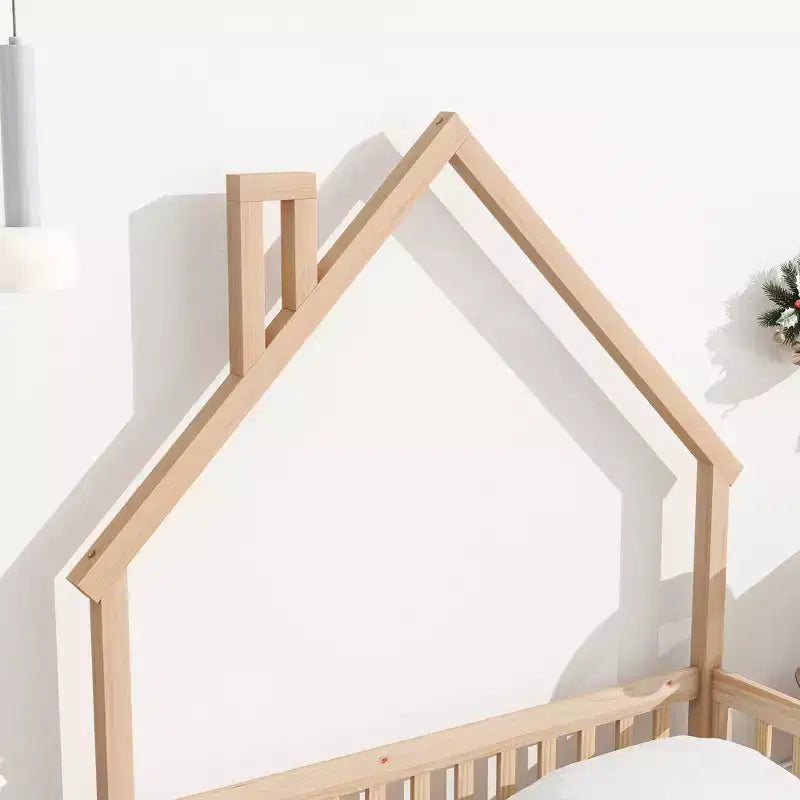 Letto a pavimento con testiera a forma di casa e recinzione, beige