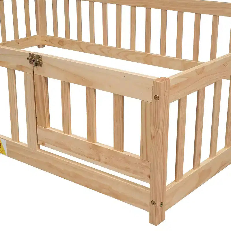 Letto a pavimento con testiera a forma di casa e recinzione, beige