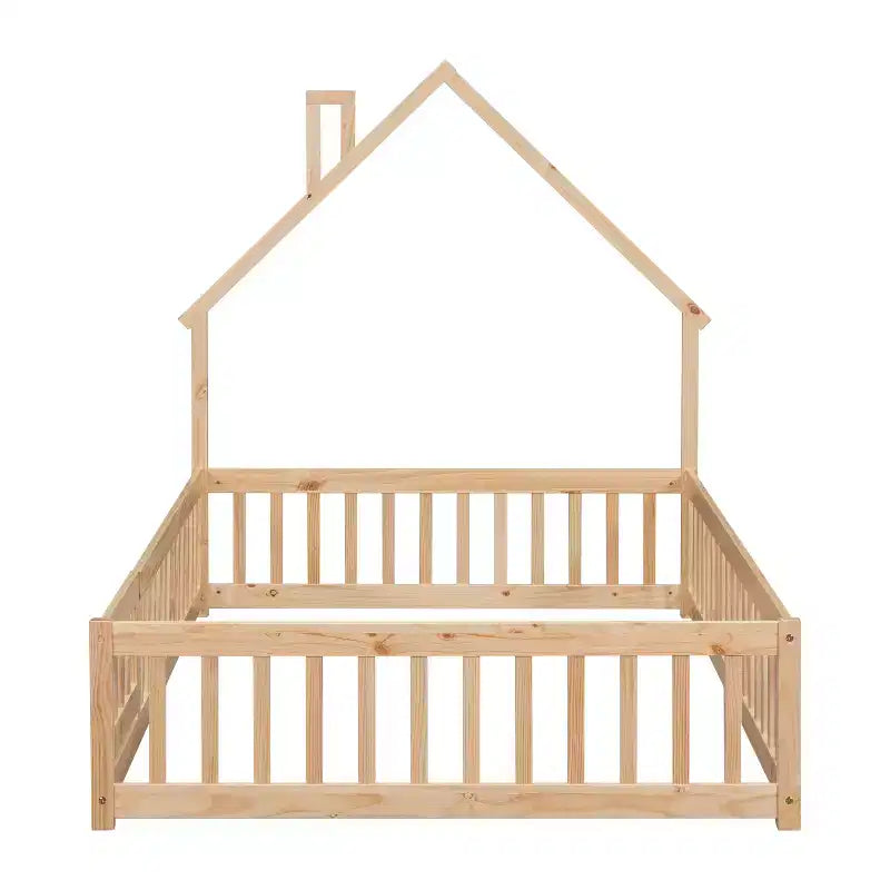 Letto a pavimento con testiera a forma di casa e recinzione, beige