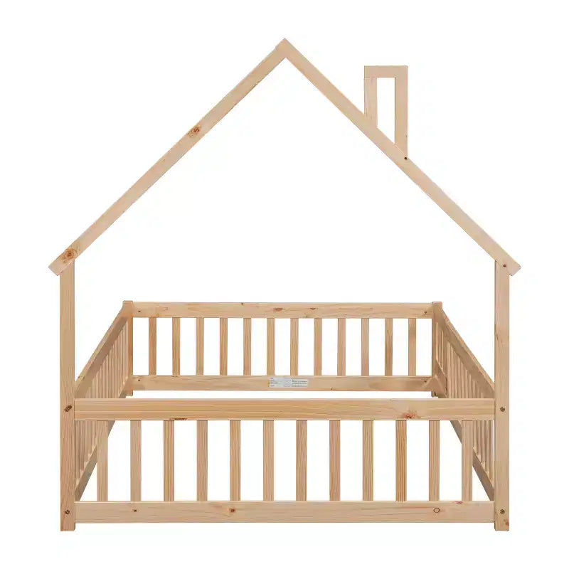 Letto a pavimento con testiera a forma di casa e recinzione, beige