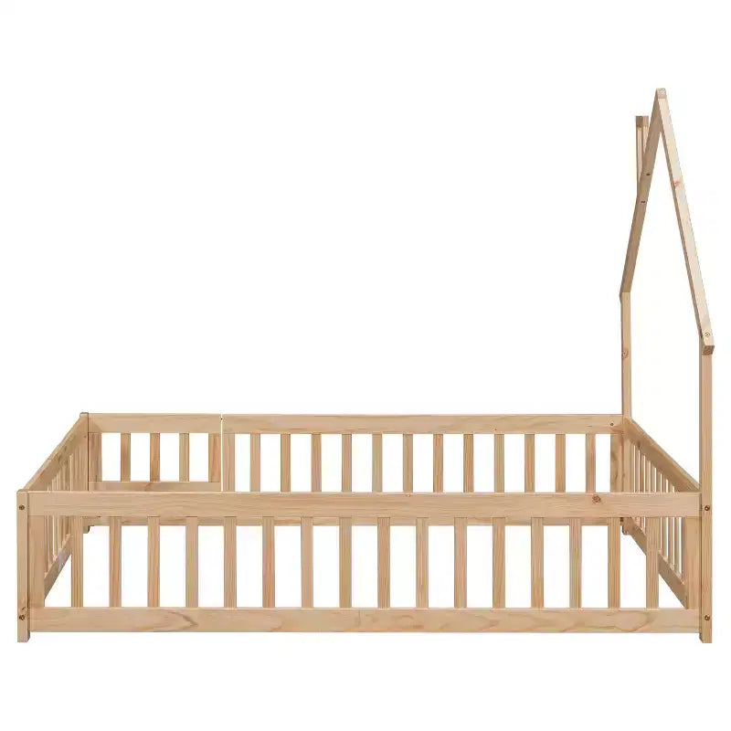 Letto a pavimento con testiera a forma di casa e recinzione, beige