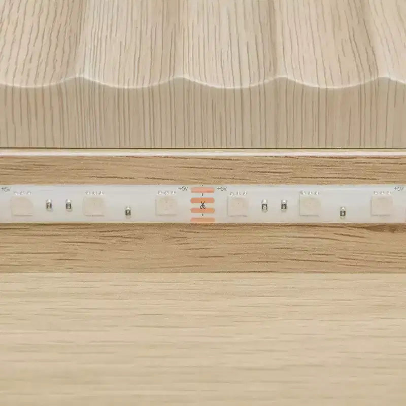 Cassettiera in legno scanalata Erin Modern da 120 cm con 6 cassetti, LED e design senza maniglie