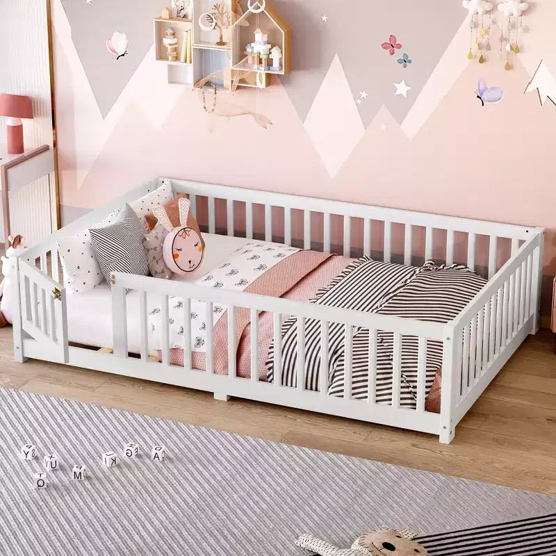 Struttura letto a terra in legno massello per bambini con sponde di sicurezza e porta rimovibile, letto a terra Montessori per bambini