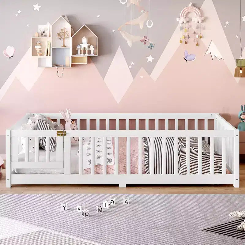 Struttura letto a terra in legno massello per bambini con sponde di sicurezza e porta rimovibile, letto a terra Montessori per bambini
