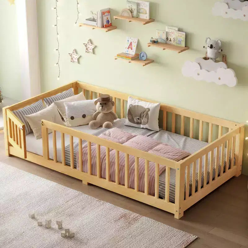 Struttura letto a terra in legno massello per bambini con sponde di sicurezza e porta rimovibile, letto a terra Montessori per bambini